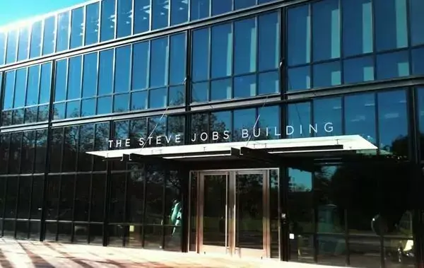 Un arbre dédié à Steve Jobs sur le campus Pixar