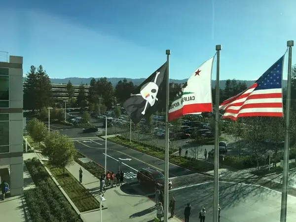 Pour les 40 ans d'Apple, le drapeau pirate flotte devant le 1, Infinite Loop