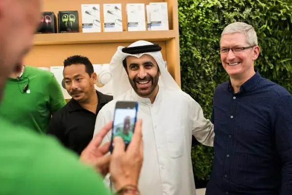 Tim Cook fait une apparition surprise à l'Apple Store de Dubai (photos)