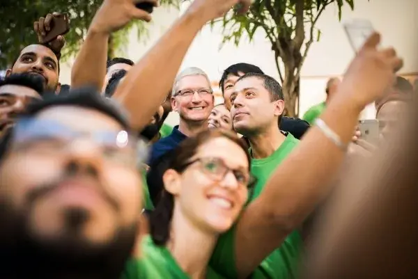 Tim Cook fait une apparition surprise à l'Apple Store de Dubai (photos)