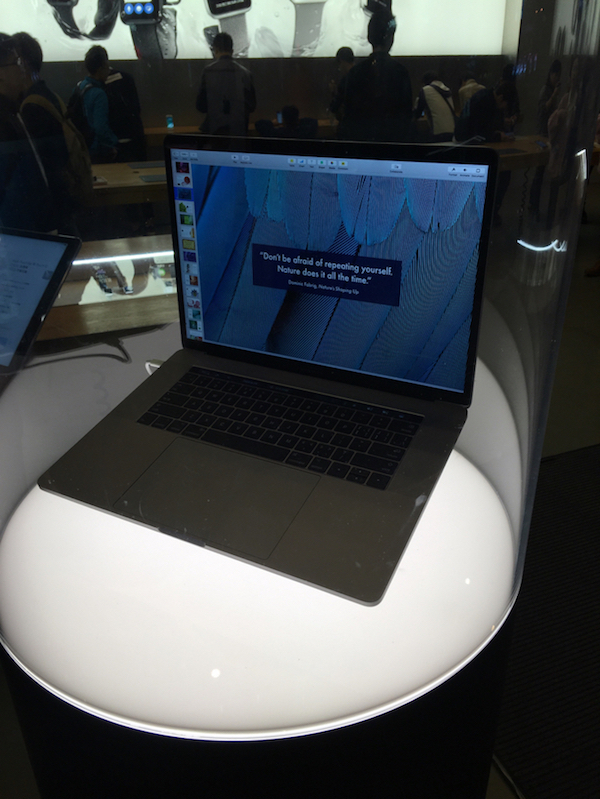 Illustration : À Shanghaï, les nouveaux MacBook Pro sont visibles à l'Apple Store... sous cloche (photos)