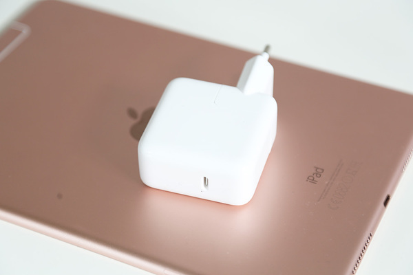 Illustration : Cette semaine : du MacBook Pro 2016, de l'iOS10.2, de l'USB C, une grogne & une PS4