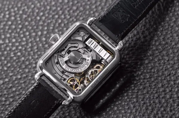 Swiss Alp Watch Minute Retrograde l Apple Watch d H.Moser passe