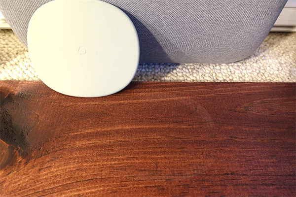 Le support de l'enceinte Google Home Max laisse aussi des traces blanches sur le bois