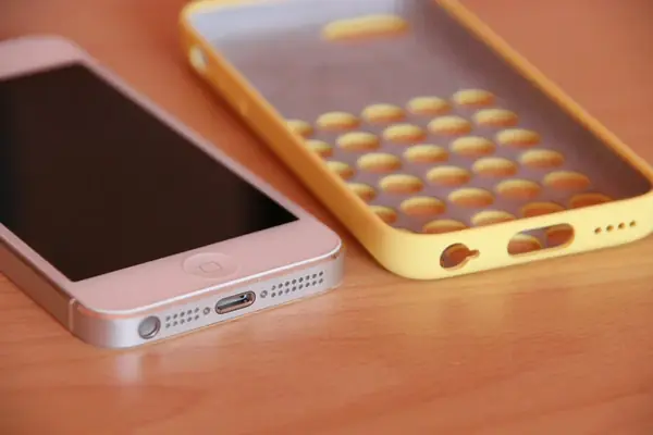 Prise en main de la coque à trous pour l'iPhone 5c, arrivée à la rédac ce  matin
