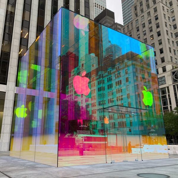 Apple Store : le Cube réouvrira le 20 septembre (avec Tim Cook en vendeur d'iPhone ?)