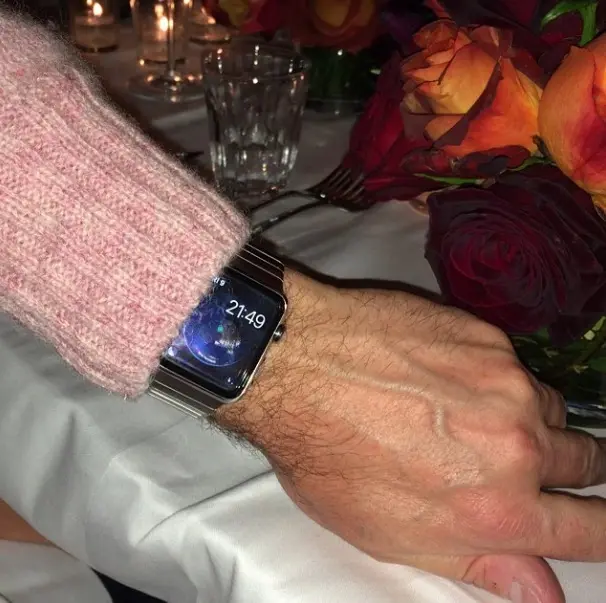 À qui appartient ce mystérieux bras qui exhibe une Apple Watch ?