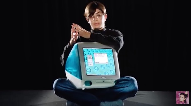 Charli XCX en Steve Jobs dans un clip fleurant bon la nostalgie de la fin des années 90