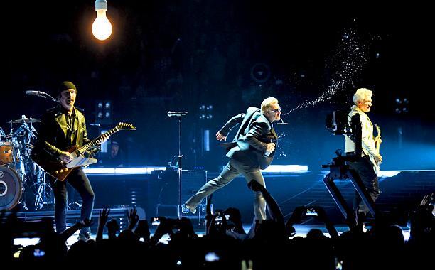 U2 dédicace une chanson à la veuve de Steve Jobs durant un concert très technophile