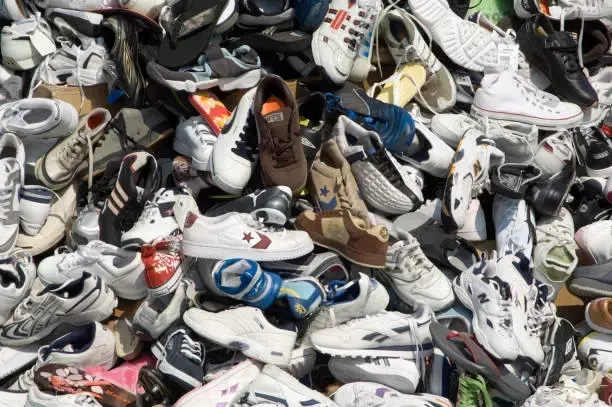 Des AirTags dévoilent un trafic de recyclage de baskets !