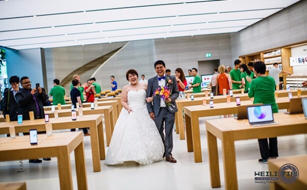 L'image du jour : à Singapour, il fait bon faire ses photos de mariage à l'Apple Store