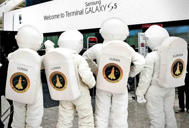 #TrollDay : quand Samsung se fait troller par Microsoft à l'aéroport d'Heathrow