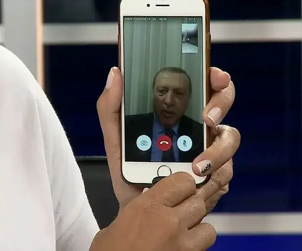 L'image du jour : le président turc Erdoğan utilise Facetime pour contester un coup d'Etat