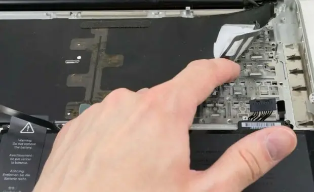 Comment remplacer le clavier d’un MacBook Pro Unibody 13″ ?