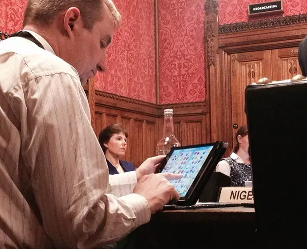 Au parlement britannique, on sauve le monde en jouant à Candy Crush