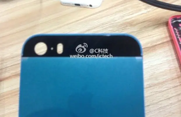 Tiens, un iPhone 5S aussi bleu que flou, avec double flash