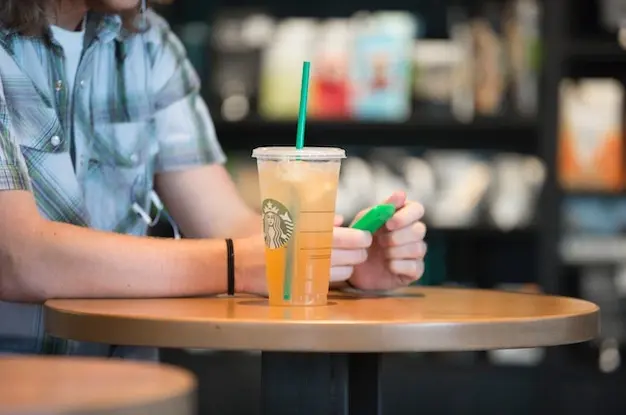 Les baristas des Starbucks deviennent des DJ grâce à un partenariat Spotify