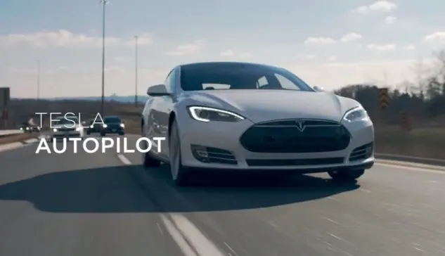 Quand Tesla fait la pub de son système de pilotage automatique (vidéo)