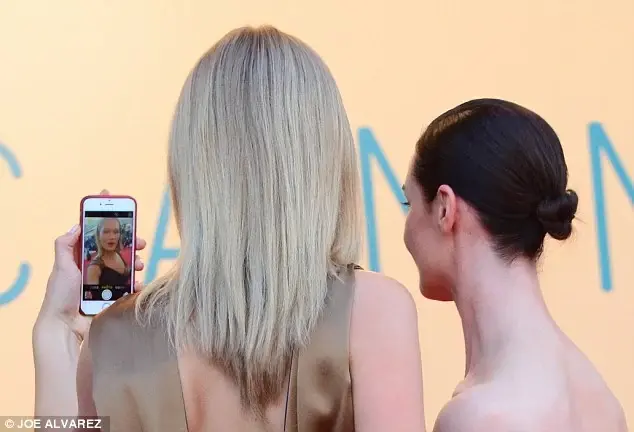 People special Cannes 2 : iPhone, tapis et bikini !