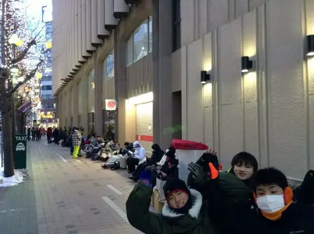 L'image du jour : au Japon, on risque sa vie pour un "Lucky Bag"