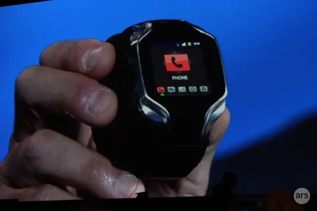 Bol chargeur, mini-ordinateur ou smartwatch, Intel tire dans tous les sens