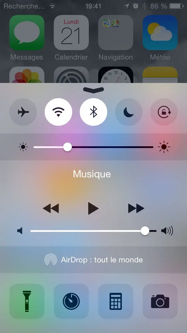 iOS 8 Beta4 : un nouveau design pour le centre de contrôle et une nouvelle app "Tips"