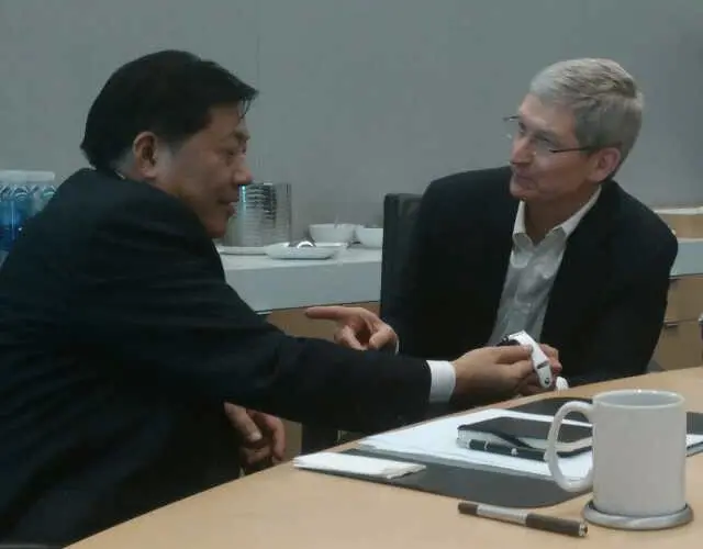 L'image du soir : Tim Cook présente l'Apple Watch aux autorités chinoises