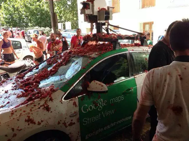 L'image du jour : une Google Car Bolognaise durant la "Tomatina"