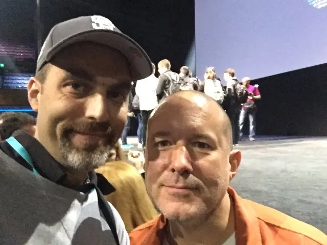 Quand Tim Cook et Jony Ive se prêtent au jeu des selfies après la keynote