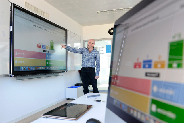 Dans les classes suisses, les tableaux sont désormais des Mac sur écran géant (tactile)