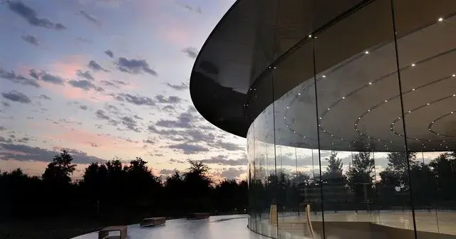 En direct de la keynote : Woz est là, une belle vue d'Apple Park, et  des badges !