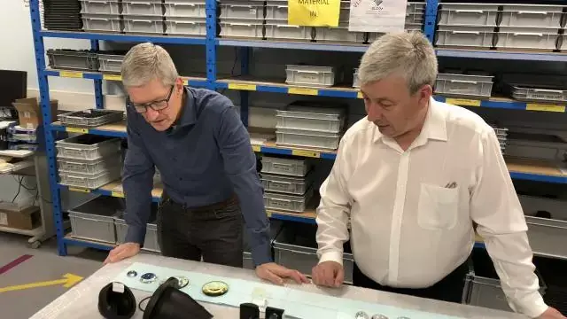 Tim Cook est de passage ce matin dans le Calvados, et visite l'entreprise Eldim