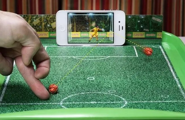 Insolite : un plateau repas sur lequel on peut jouer au foot avec son iPhone