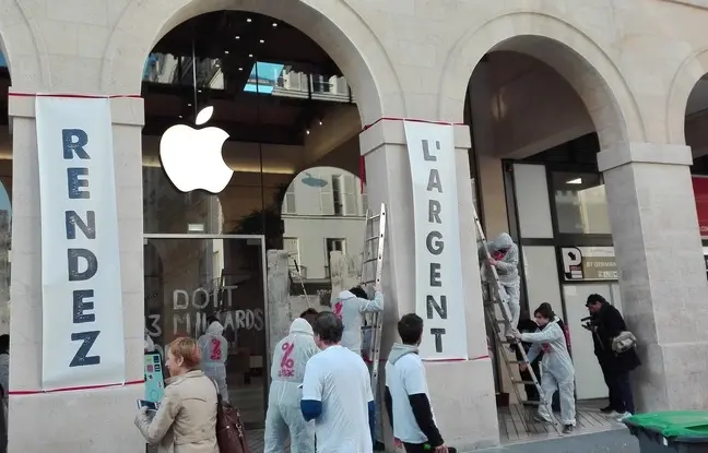 Attac dénonce l'évasion fiscale en relookant la devanture de l'Apple Store Saint Germain