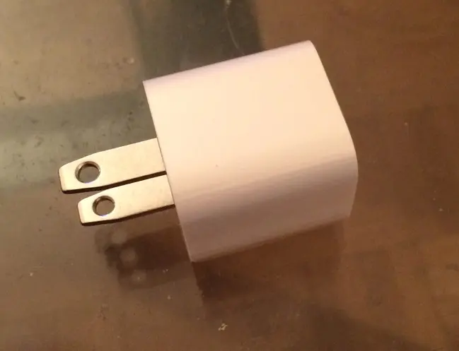 Quand l'iPhone 6 est livré avec un chargeur US et une belle éraflure (photos)