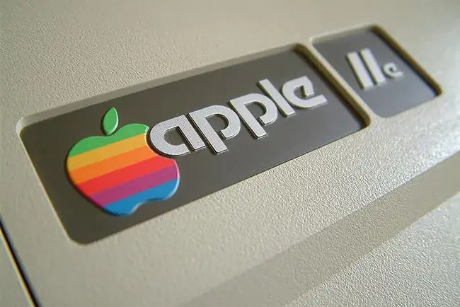 Le c&eacute;l&egrave;bre logo sur l'Apple //e.