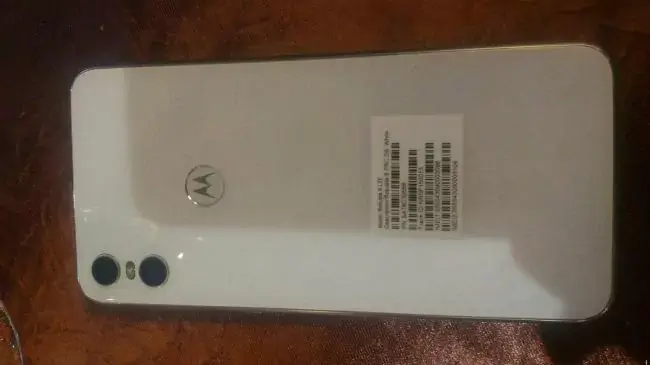 Motorola One : une déclinaison blanche en fuite, avec lecteur d'empreintes sous le logo