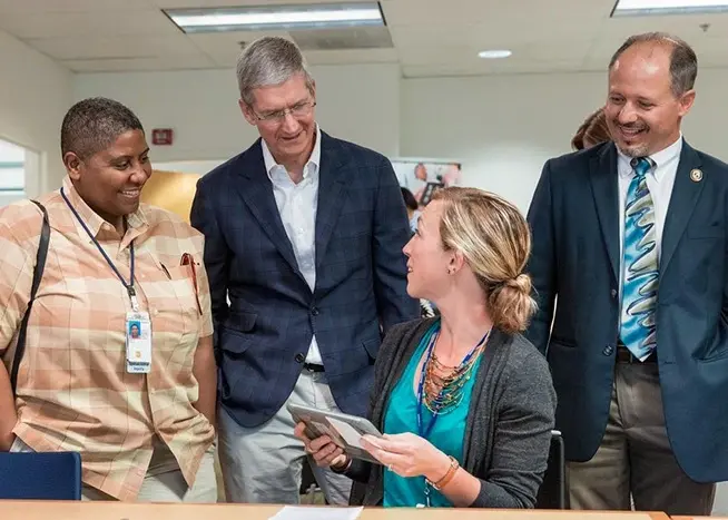 Tim Cook rend visite à un hôpital où l'iPad aide à soigner des vétérans