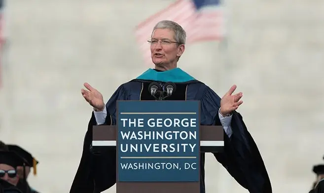 Tim Cook fait son discours aux diplômés de l'Université G. Washington : "suivez votre étoile"