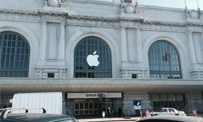 L'image du jour : le logo Apple trône sur le Bill Graham Civic Auditorium (photo)