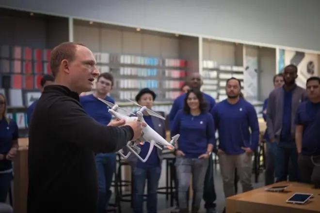 Les nouveaux drones "Phantom 4" de DJI ont une place de choix dans les Apple Stores (photos)