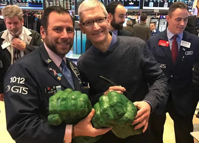 Tim Cook, fan de Hulk et en vacances à NewYork, parle des AirPods (photos)