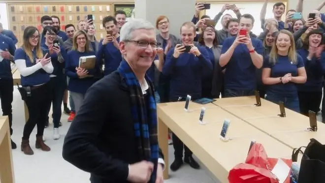 L'image du soir : Tim Cook (en robe rouge) devient Docteur en Science (partie 1)