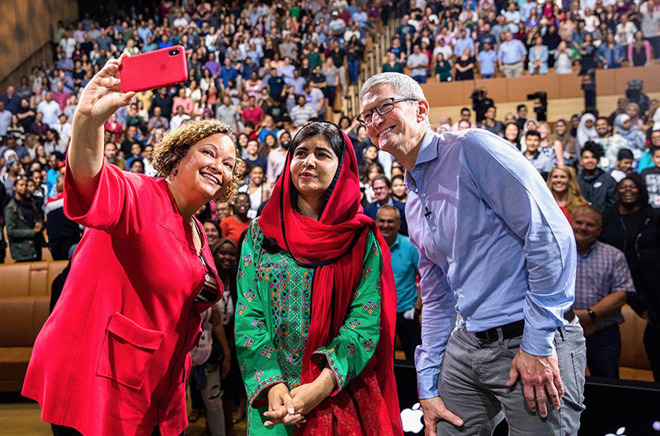 Tim Cook et Lisa Jackson accueillent le prix Nobel Malala Yousafzai à l'Apple Park