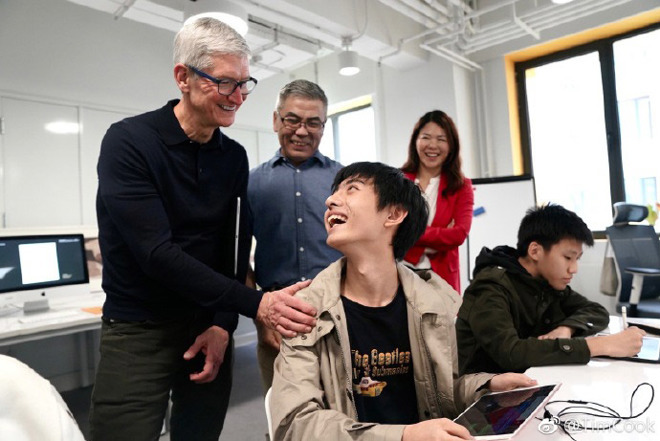 Tim Cook serait en Chine pour relancer les ventes d'iPhone XS et visiter des écoles