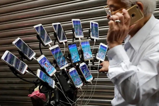 Insolite : que peut-on faire avec un vélo et quinze smartphones ?