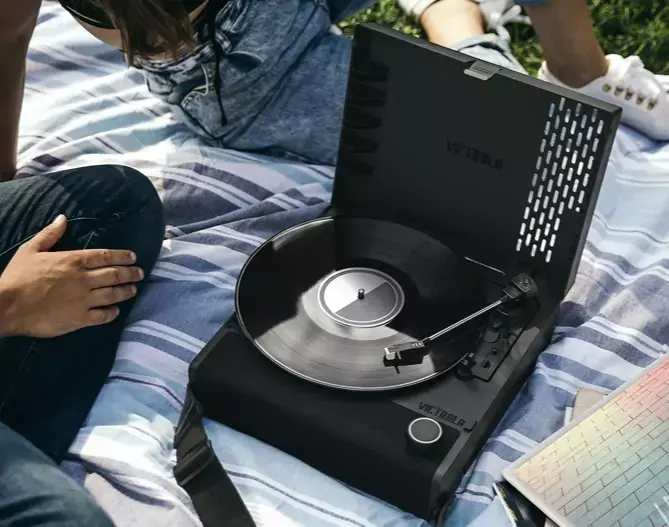 Une enceinte Bluetooth/platine vinyle nomade à 249€ chez Victrola