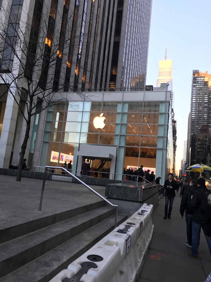 Apple Store : quelques photos du Cube new-yorkais (fermé) et du store éphémère