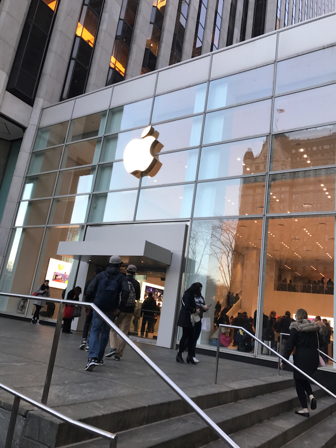 Apple Store : quelques photos du Cube new-yorkais (fermé) et du store éphémère