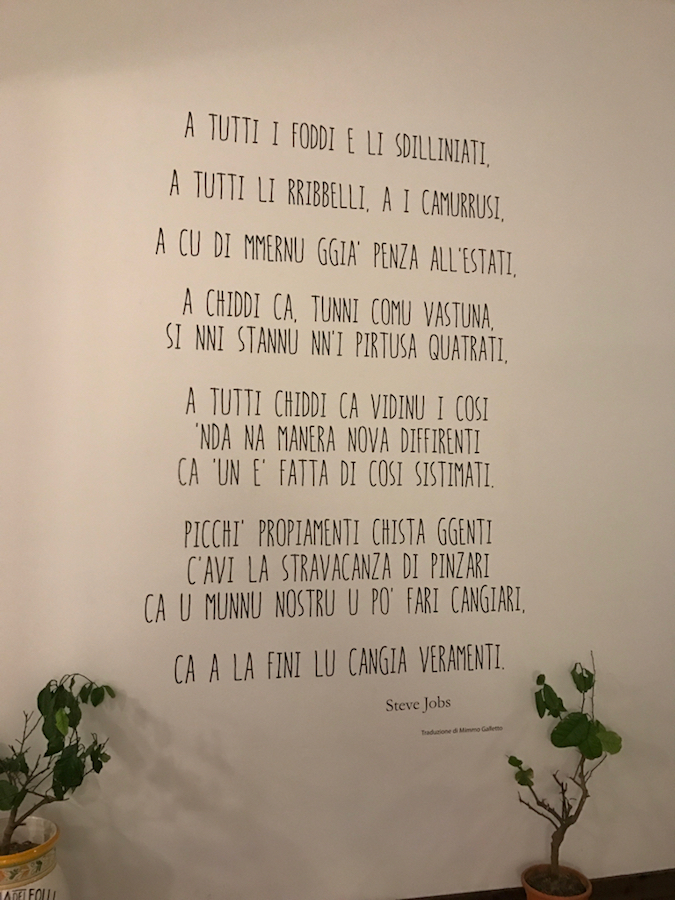 L'image du jour : un restaurant sicilien décoré par les mots de Steve Jobs